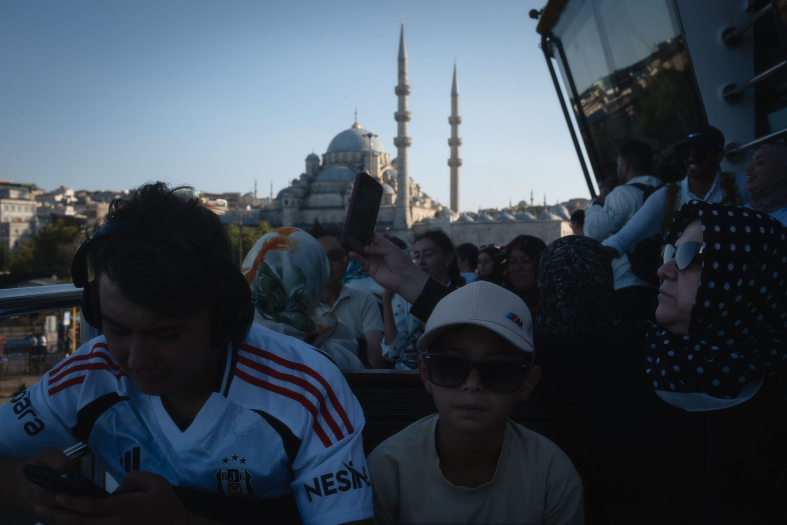 Escena cotidiana en un ferry en Estambul